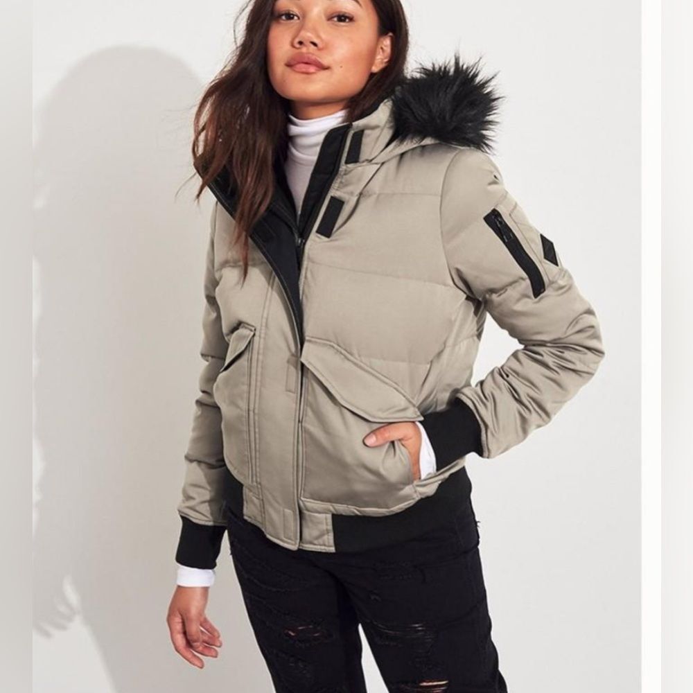 Hollister Gray Black Faux Fur Trim Hooded Ultimate Puffer Bomber Jacket Size S